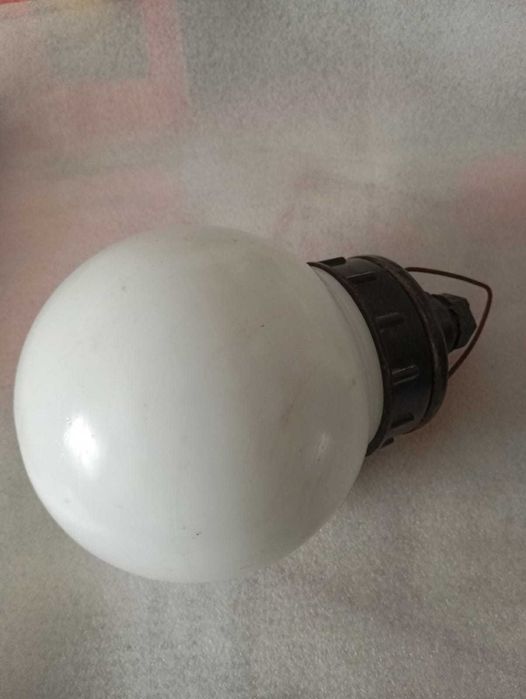 Плафоны уличные, закрытого типа.