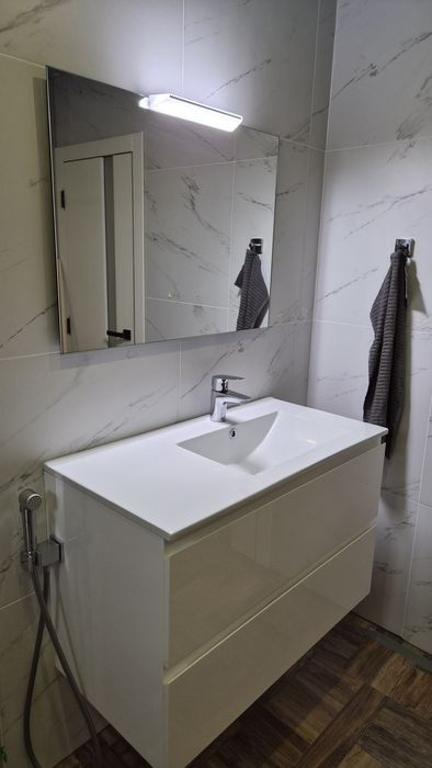 Мивка с шкаф,смесител и огледало за баня