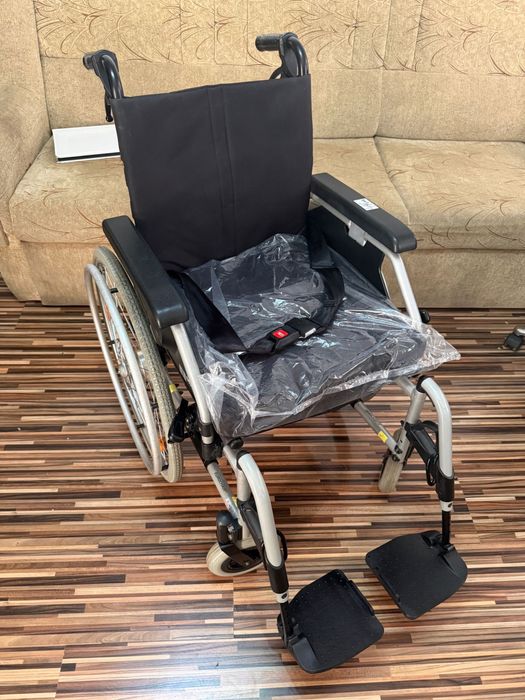 Carut scaum medical rulant batrani dizabilitati (ca nou)