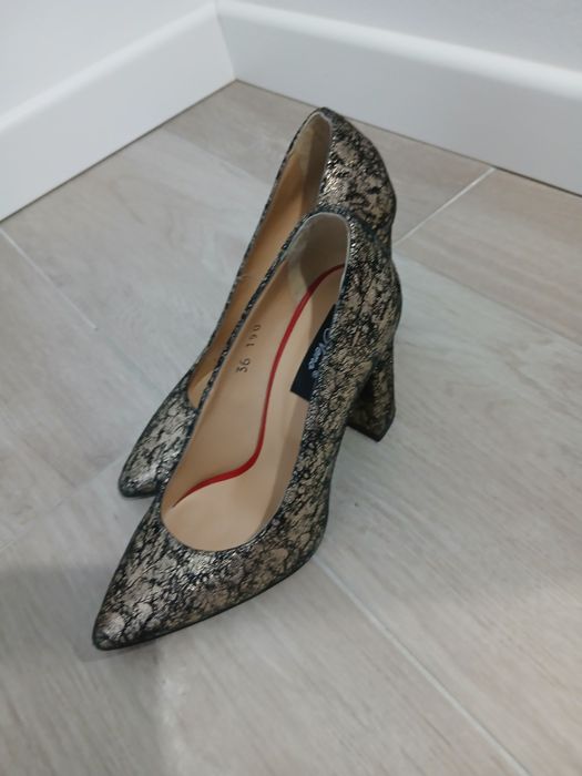 Pantofi în stare foarte bună  nr 36 marca neno