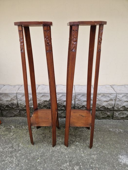 Чудесни антикварни дървени високи масички цветарници