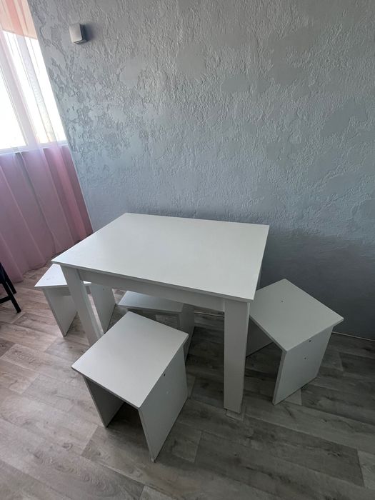 Белый стол с табуретками