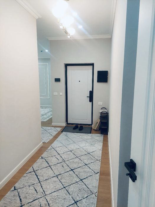 Срочно !!! Метро олдида таййор шинам квартира.