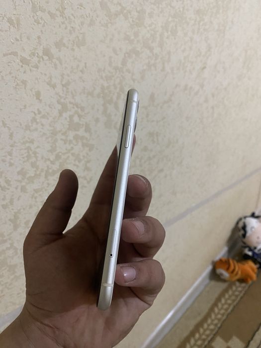 Белый Айфон 11..