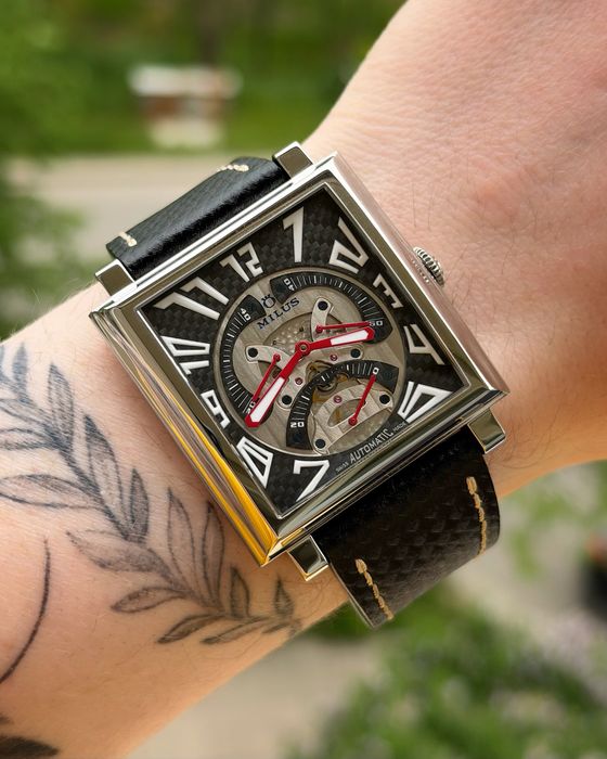 Milus  Herios TriRetrograde Seconds Skeleton Carbone