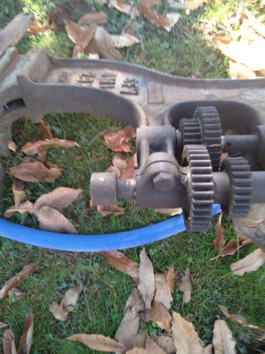 Продавам антикварна Френска ръчна настолна бормашина с менгеме