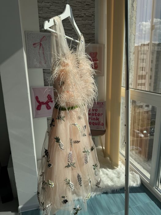 Бална официална рокля с бродерии и естествени пера Junona