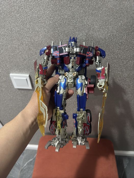 Трансформеры ( Оптимус прайм )