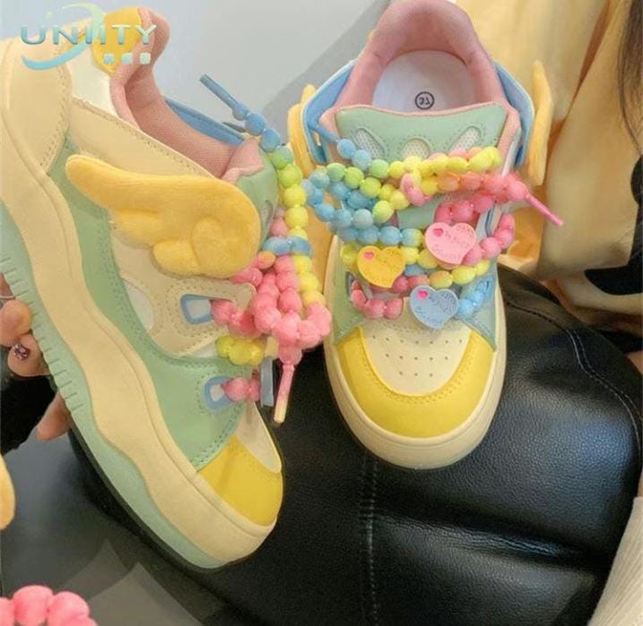 Яркие модные кроссовки