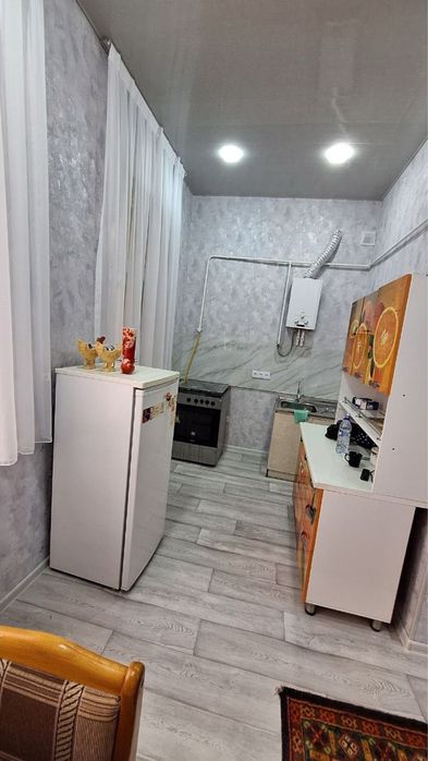 1 комнатная с мебелью и техникой в центре Чирчика