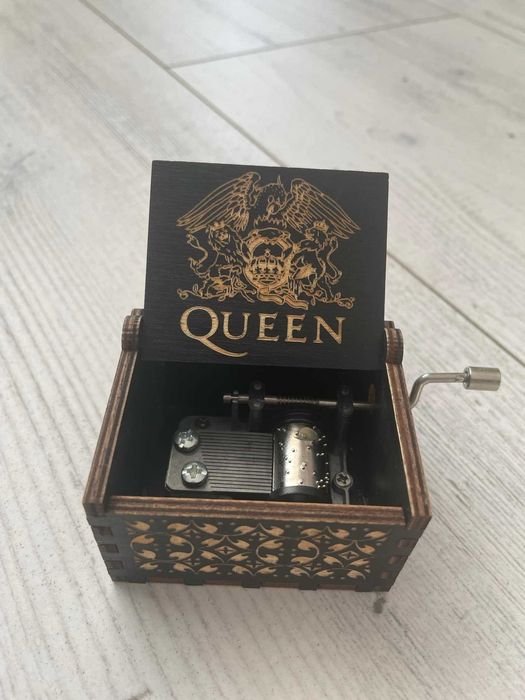 Cutie muzicala de colectie gravata "Queen" & "Piratii din Caraibe" NOI
