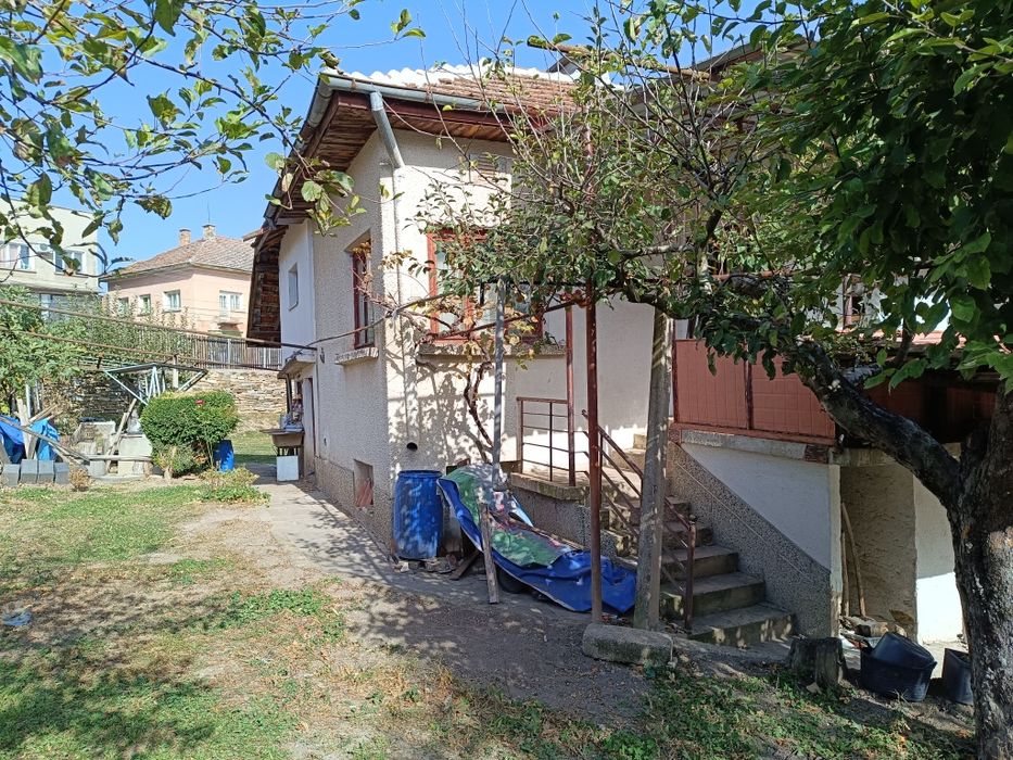 Двуетажна къща . Продава се/Под наем