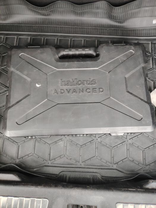 Trusa halfords advance nouă