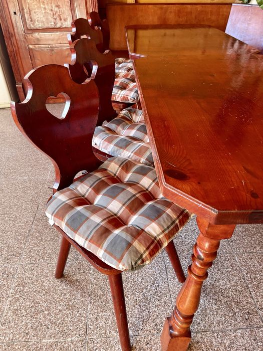 Coltar cu mese si scaune din lemn masiv