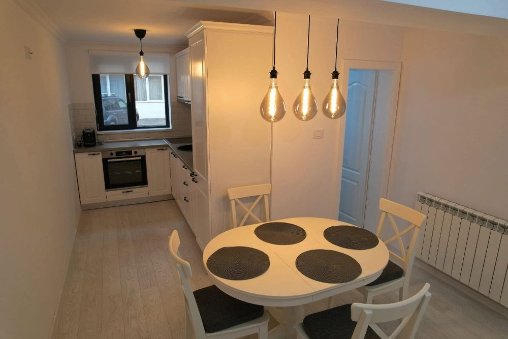 Vând apartament centrul stațiunii Băile Herculane