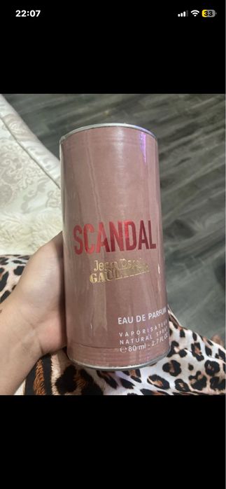Parfum scandal femeii
