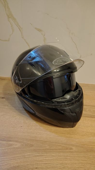 Cască moto flip up  ochelari soare integrați.