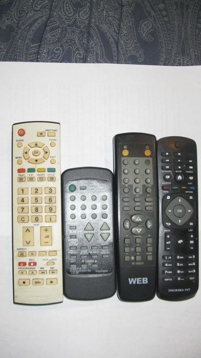 Vand  patru  telecomenzi