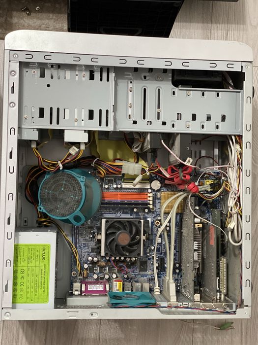 Vand si separat si cu toate la un pret 3 monitoare si 2 unitati .