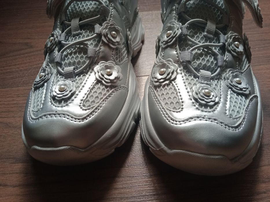 Adidași de argint cu floricele
