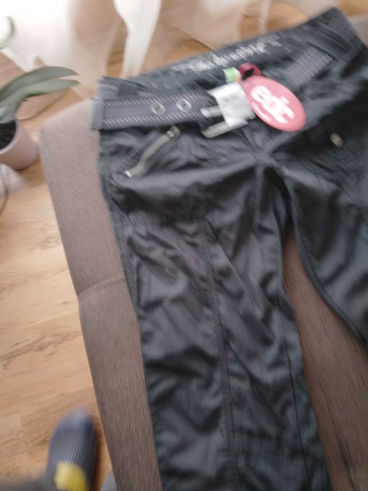 Se vinde oģ pereche trapezi și o pereche blugi strmti