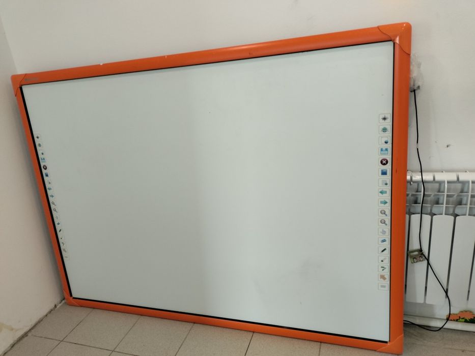 Подается интерактивная доска