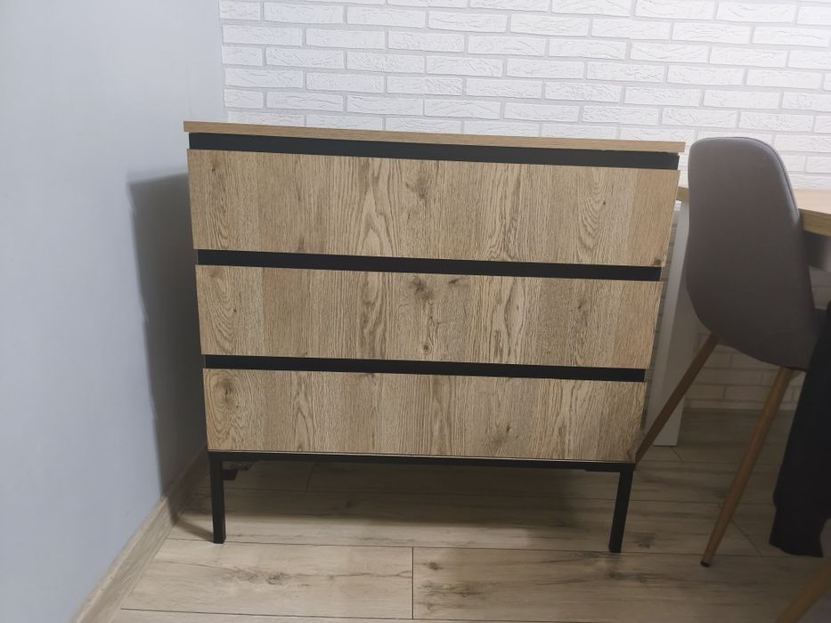 Скрин с три чекмеджета. Огледало. Нови не използвани.