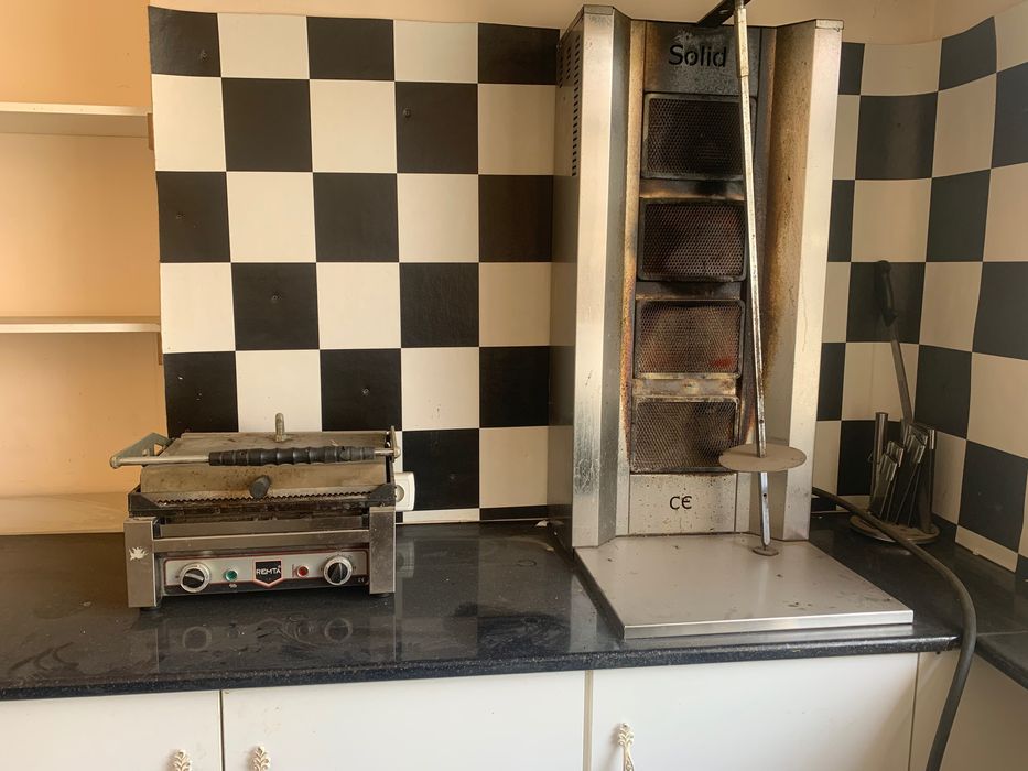 Тостер в хорошом состояние работает и Шаурма апарат хорошоработает