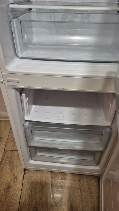 Продам холодильник. Цена 45000 тенге. Торг.