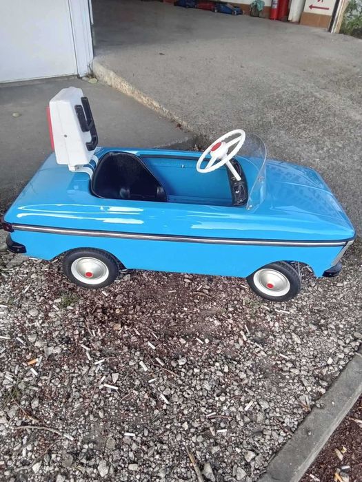 Продавам метална детска ретро кола с педали МОСКВИЧ количка