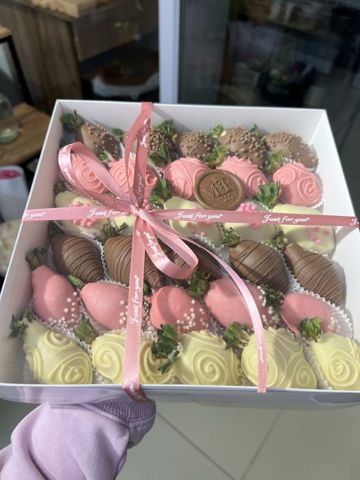 Клубника в шоколаде с цветами