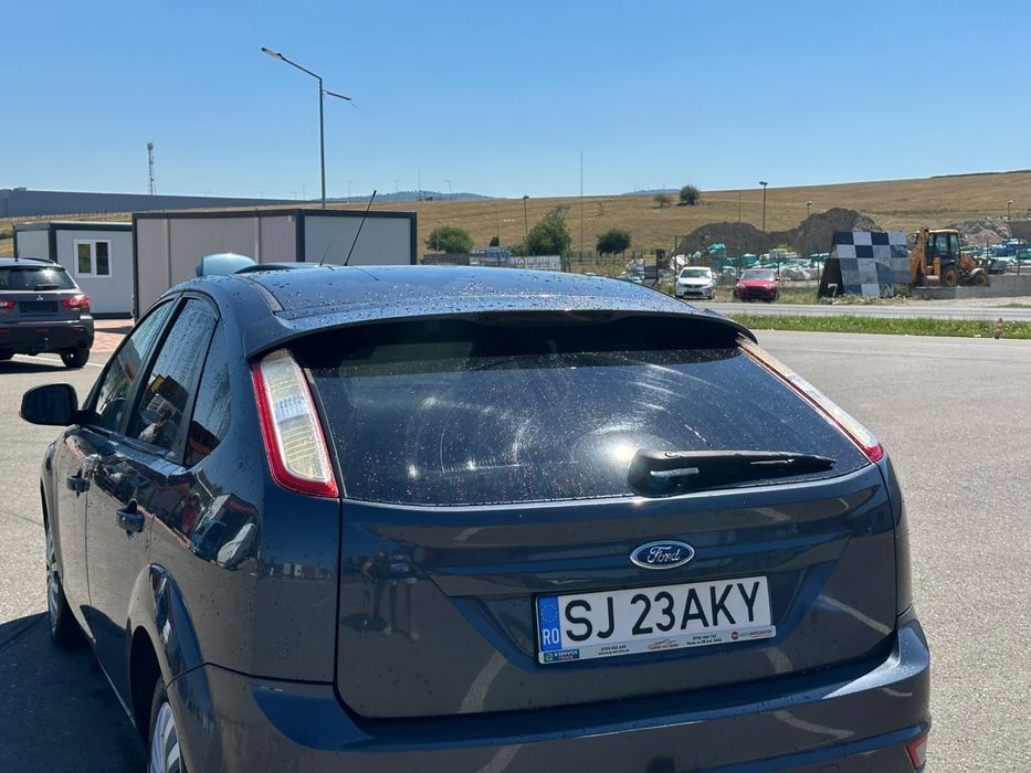 Ford Focus--(gri)