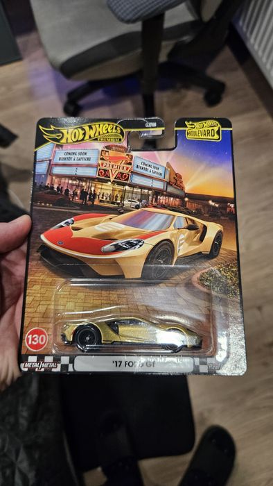 Hot Wheels premium Maseratti MC20 si Ford GT