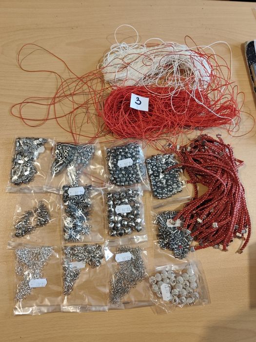 Мъниста и материали за мартеници