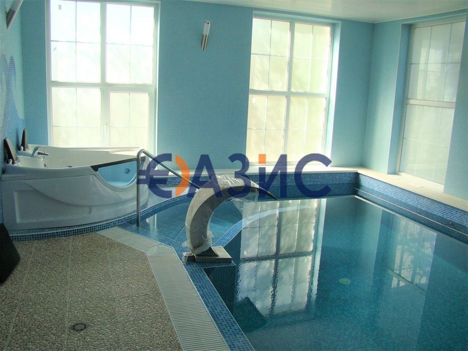 Луксозна десетстайна вила с асансьор и басейн на парцел от 969 кв. м.,