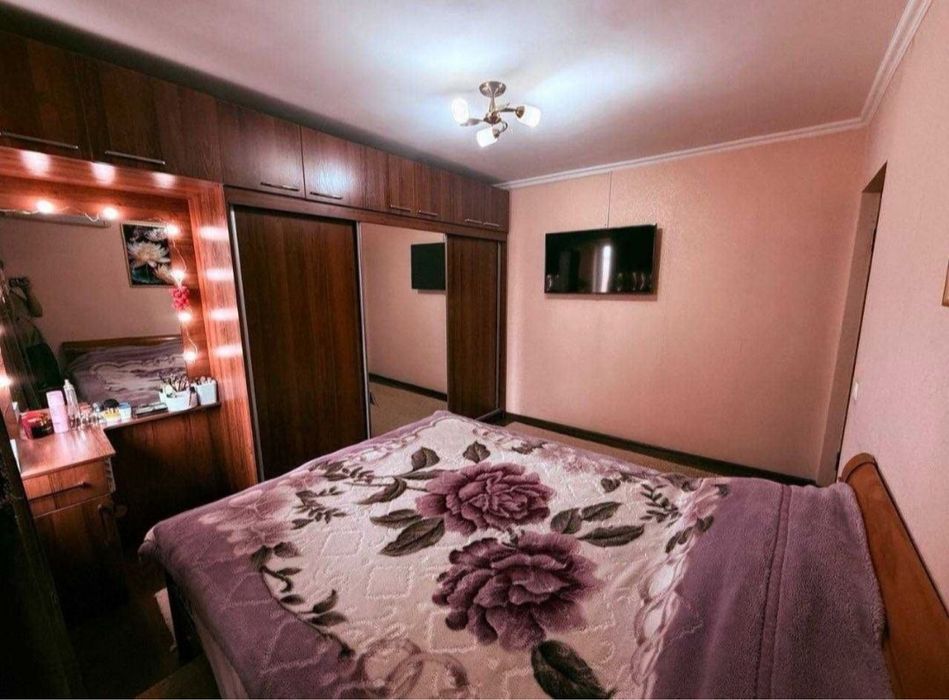Чиланзар 77 серия Продается 2в3 комнатная квартира 60кв. Все раздельно