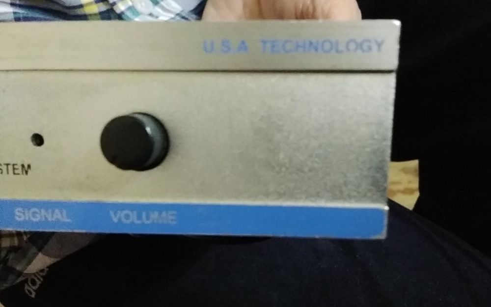 Радиомикрофон , адаптер,шнуры, кофр.