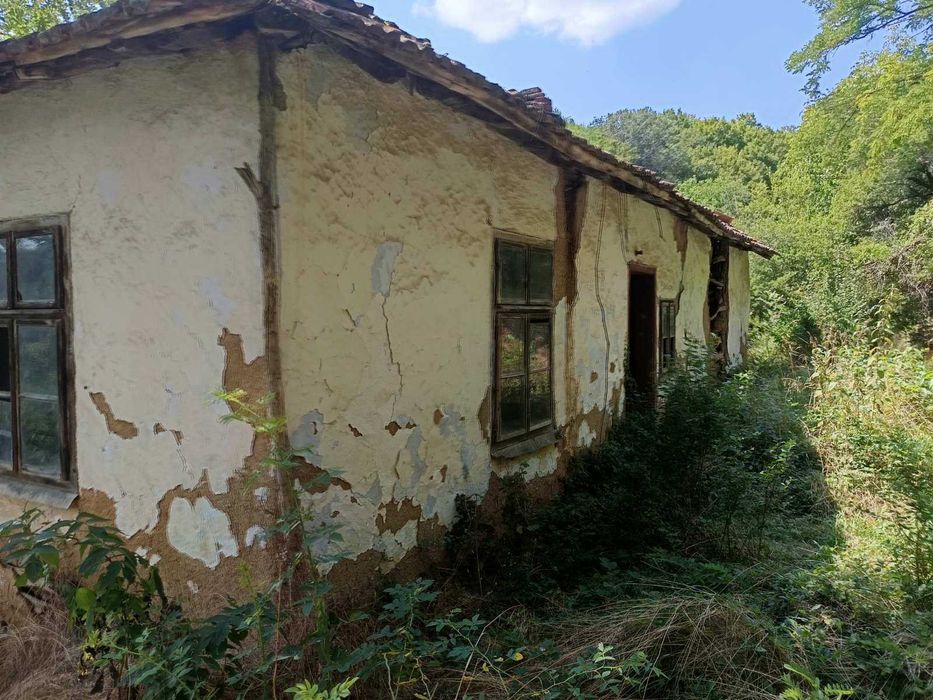 Продава красива плетена къща в с.Радуловци на 35 км. от София