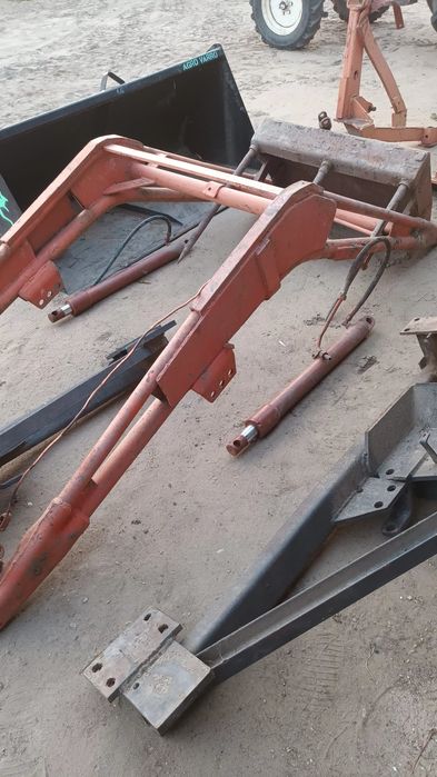 Încărcător frontal și utilaje