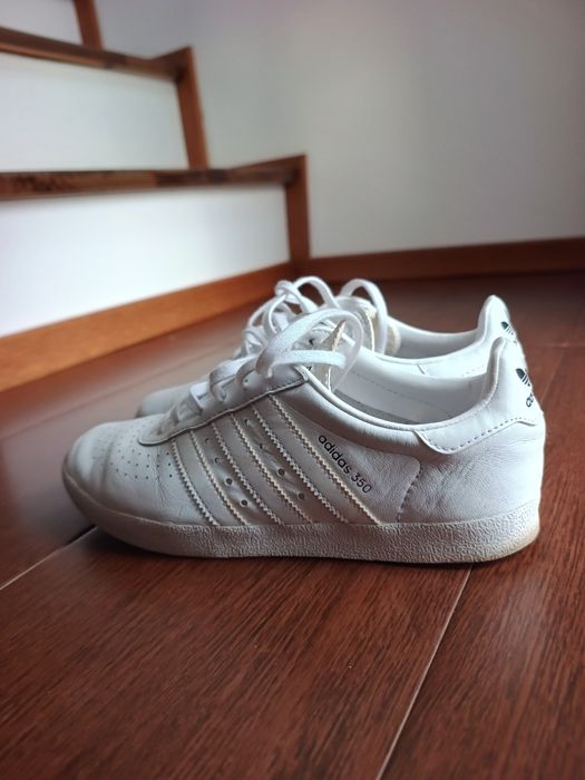 Adidași foarte puțin folositi