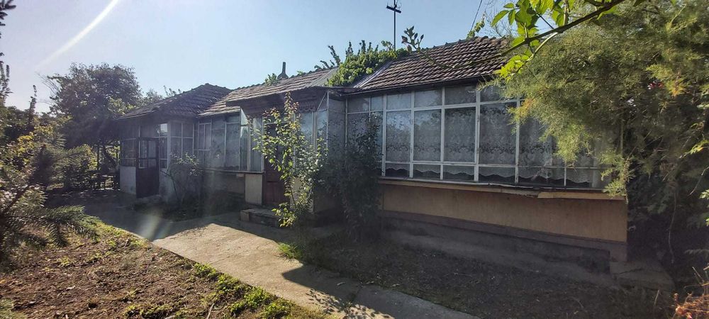Vand casa veche in centrul localitatii Vladeni