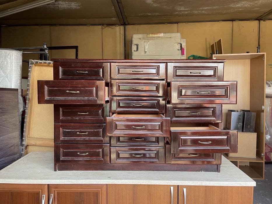 Дървен шкаф с шкафчета