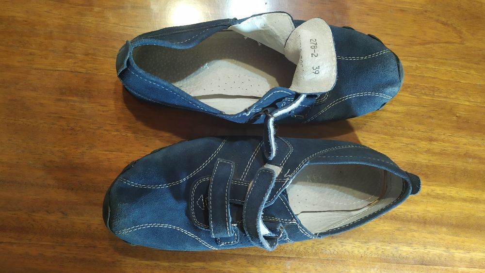 Продам  фирменные кожаные  босоножки.