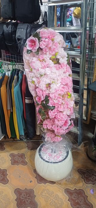 Suniy gullar va patistafkalar sotiladi