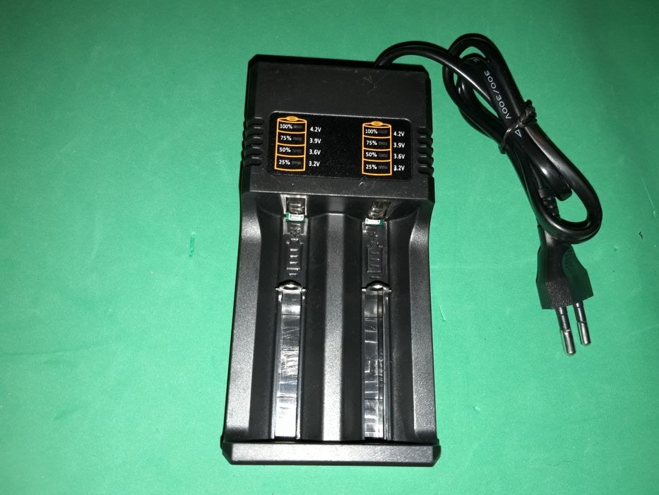 Incarcator universal Li-Ion pentru 2 acumulatori 18650, 26650 etc.