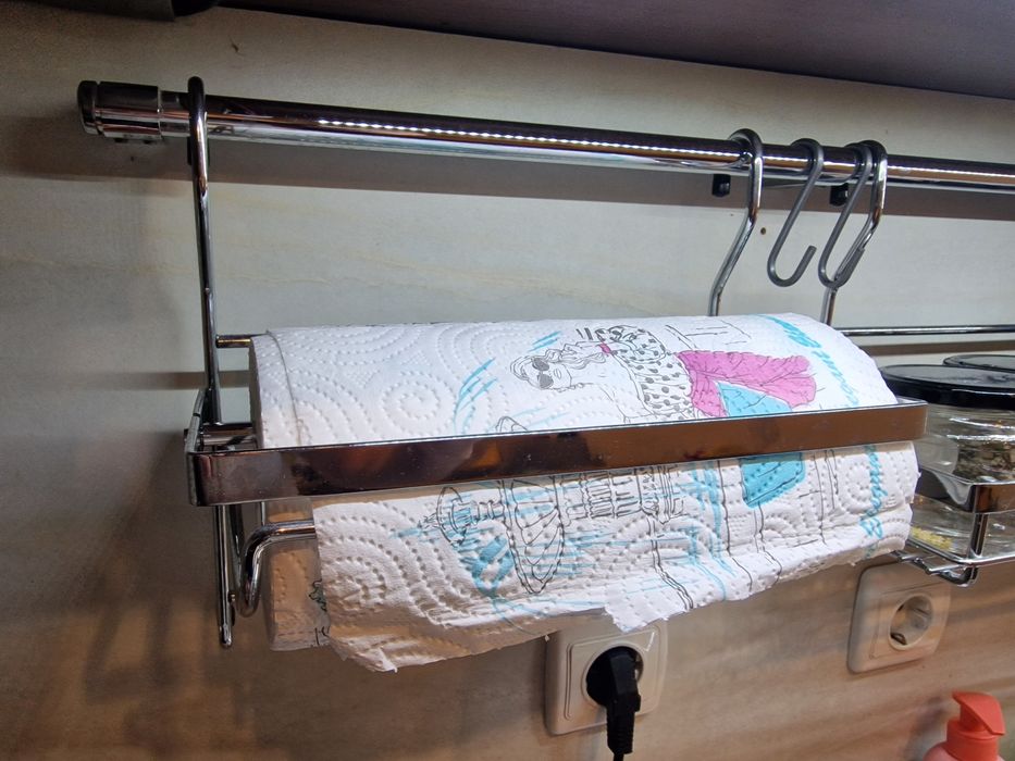 Поставки за подправки и кухненска хартия