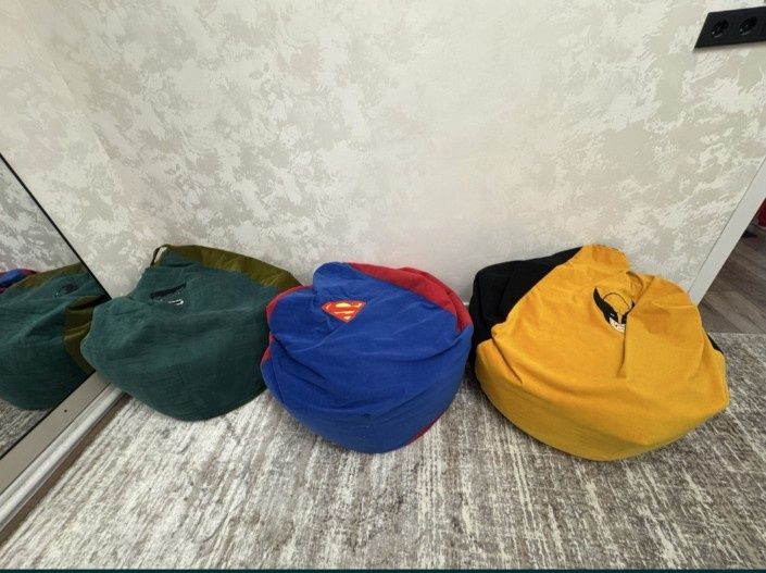 Пуфики разного цвета