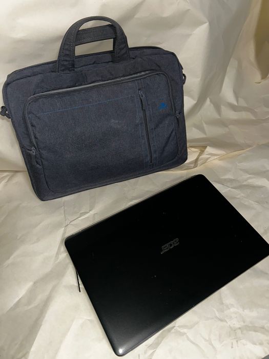 Laptop Acer negru cu tot cu husă