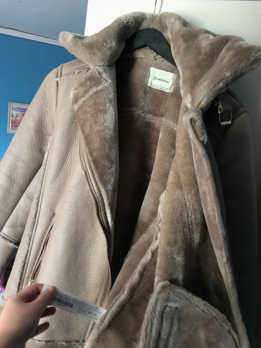 Бежевая дубленка Stradivarius