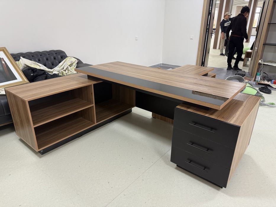 Стол директора. Офисный стол руководителя Стол для совещаний на заказ